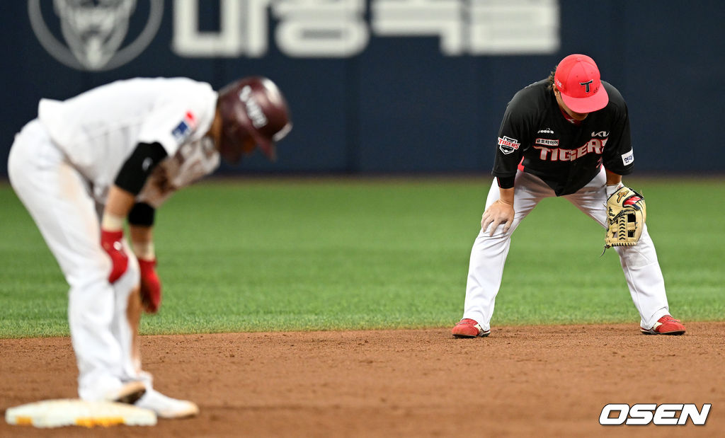 3회말 무사 1루 상황 키움 김혜성의 내야 땅볼 때 타구를 놓치며 실책을 범한 KIA 2루수 김선빈이 아쉬워하고 있다. 2022.04.22 / dreamer@osen.co.kr