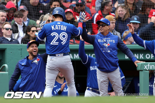 [사진] 토론토 찰리 몬토요 감독이 득점을 올린 가토 고스케를 환영하고 있다. ⓒGettyimages(무단전재 및 재배포 금지)
