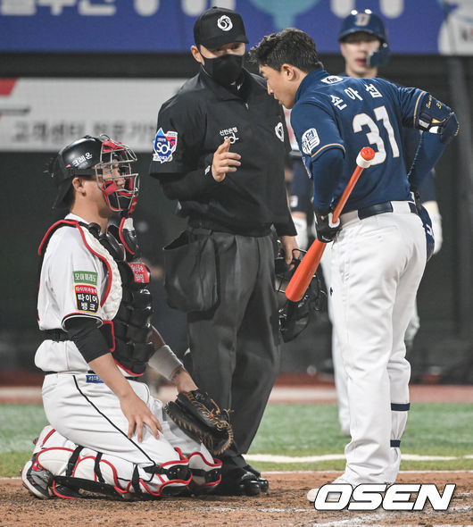 22일 오후 수원KT위즈파크에서 '2022 신한은행 SOL KBO리그' KT 위즈와 NC 다이노스의 경기가 진행됐다.9회초 NC 선두타자 손아섭이 삼진아웃 판정에 KT 장성우 포수에게 확인하고 있다. 2022.04.22 / soul1014@osen.co.kr