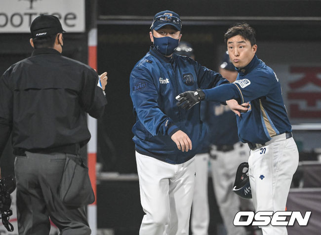 22일 오후 수원KT위즈파크에서 '2022 신한은행 SOL KBO리그' KT 위즈와 NC 다이노스의 경기가 진행됐다.9회초 NC 선두타자 손아섭이 삼진아웃 판정에 강하게 어필하고 있다. 2022.04.22 / soul1014@osen.co.kr