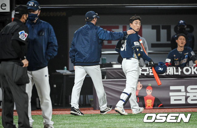 22일 오후 수원KT위즈파크에서 '2022 신한은행 SOL KBO리그' KT 위즈와 NC 다이노스의 경기가 진행됐다.9회초 NC 선두타자 손아섭이 삼진아웃 판정에 아쉬워하며 더그아웃으로 들어가고 있다.  2022.04.22 / soul1014@osen.co.kr