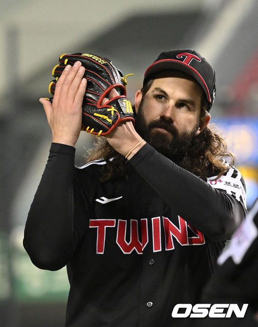 22일 오후 서울 잠실구장에서  2022 신한은행 SOL KBO리그 두산 베어스와 LG 트윈스의 경기가 열렸다.6회말 수비를 마친 LG 켈리가 더그아웃으로 가며 관중석을 향해 인사를 하고 있다. 2022.04.22 /sunday@osen.co.kr