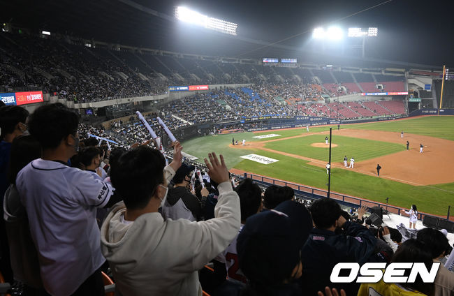 22일 오후 서울 잠실구장에서  2022 신한은행 SOL KBO리그 두산 베어스와 LG 트윈스의 경기가 열렸다.경기장을 가득 메운 팬들이 열띤 응원을 하고 있다. 2022.04.22 /sunday@osen.co.kr