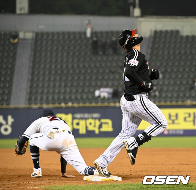22일 오후 서울 잠실구장에서  2022 신한은행 SOL KBO리그 두산 베어스와 LG 트윈스의 경기가 열렸다.8회초 1사 1루에서 LG 루이즈가 병살타로 물러나며 아쉬워하고 있다. 2022.04.22 /sunday@osen.co.kr