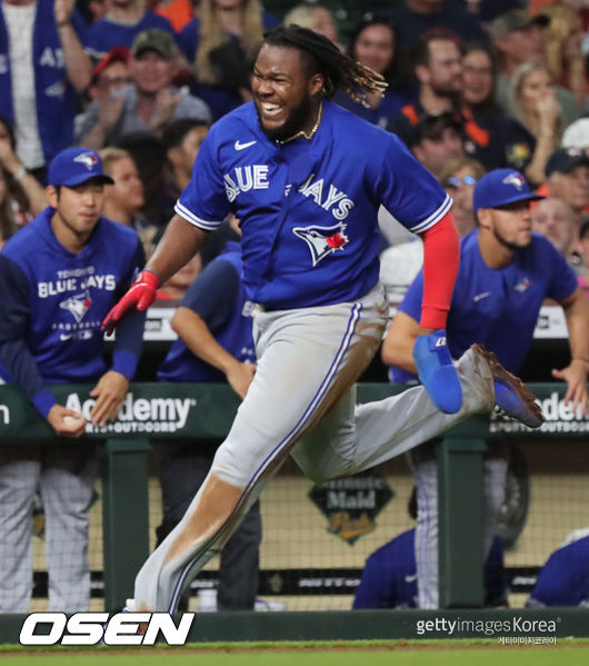 [사진] 블라디미르 게레로 주니어가 9회 맷 채프먼의 2루타 때 1루에서 3루를 돌아 홈으로 달리고 있다. ⓒGettyimages(무단전재 및 재배포 금지)