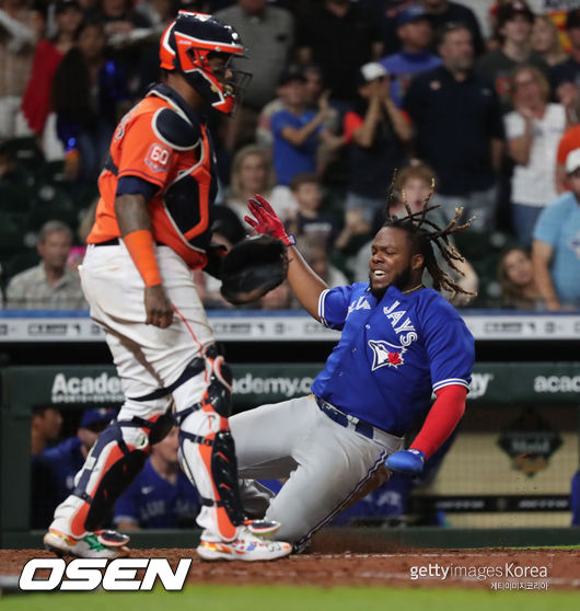 [사진] 블라디미르 게레로 주니어가 9회 결승 득점을 올리고 있다. ⓒGettyimages(무단전재 및 재배포 금지)