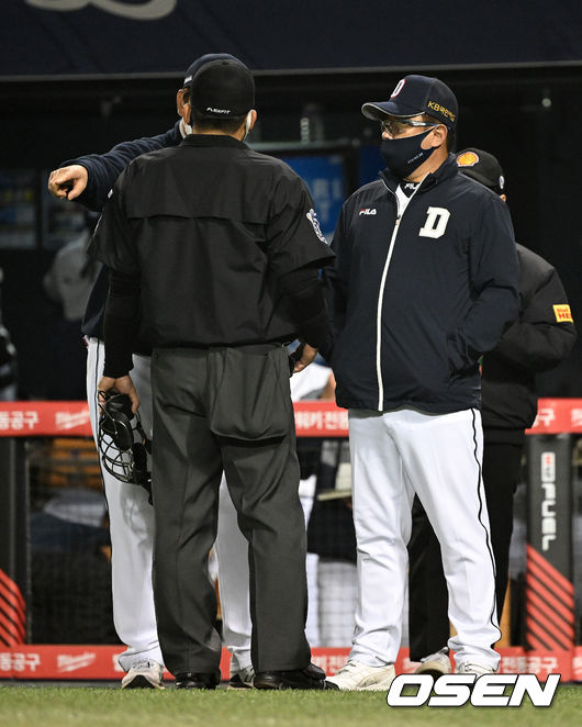 22일 오후 서울 잠실구장에서  2022 신한은행 SOL KBO리그 두산 베어스와 LG 트윈스의 경기가 열렸다.6회말 무사 1루에서 두산 페르난데스의 헛스윙 삼진 때 1루주자 김인태가 도루를 시도했다. 그러나 스윙 과정에서 수비방해로 판정. 김인태는 태그아웃으로 처리됐다.이에 김태형 감독이 심판진에 상황 설명을 듣고 있다. 2022.04.22 /sunday@osen.co.kr