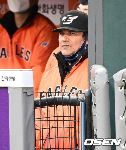 한화 수베로 감독이 경기를 지켜보고 있다. 2022.04.15 /cej@osen.co.kr