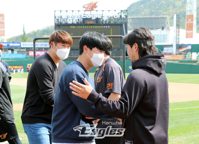 한화에 트레이드로 합류한 이민우와 이진영이 선수단과 인사를 하고 있다. /한화 이글스 제공