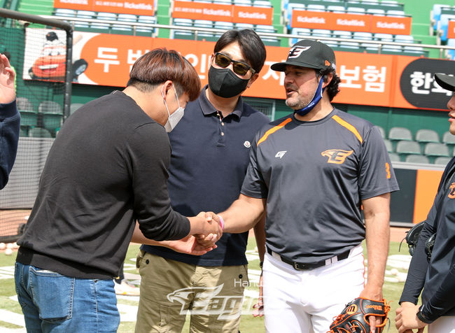 한화 수베로 감독이 트레이드로 합류한 이민우와 악수를 하고 있다. /한화 이글스 제공