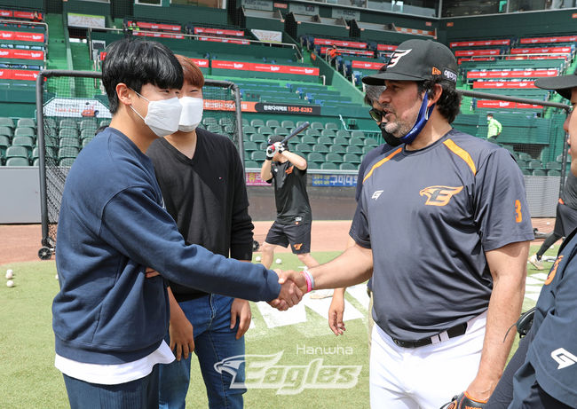 한화 수베로 감독이 트레이드로 합류한 이진영와 악수를 하고 있다. /한화 이글스 제공