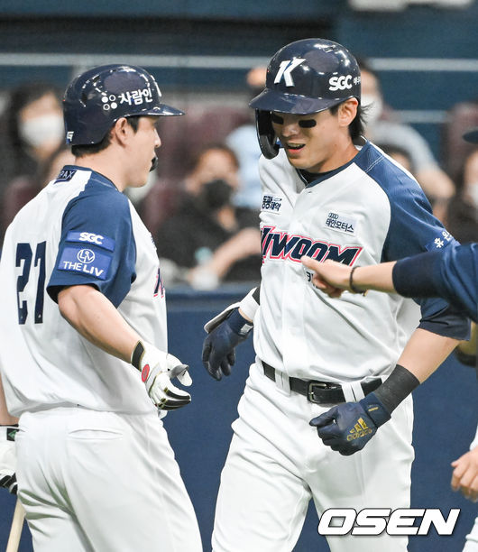 23일 오후 서울 고척스카이돔에서 ‘2022 신한은행 SOL KBO리그’ 키움 히어로즈와 KIA 타이거즈의 경기가 진행됐다.5회말 2사 키움 이정후가 솔로홈런을 홈을 밟고 있다. 2022.04.23 / soul1014@osen.co.kr