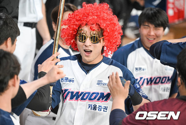 23일 오후 서울 고척스카이돔에서 ‘2022 신한은행 SOL KBO리그’ 키움 히어로즈와 KIA 타이거즈의 경기가 진행됐다.5회말 2사 키움 이정후가 솔로홈런을 날린뒤 동료들의 축하를 받고 있다.  2022.04.23 / soul1014@osen.co.kr