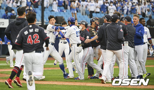 삼성 라이온즈 구자욱이 5회말 롯데 자이언츠 스파크맨에게 몸에 맞는 볼을 맞고 마운드로 뛰어나가자 양팀 선수들이 나와 충돌하고 있다. 2022.04.23 / foto0307@osen.co.kr