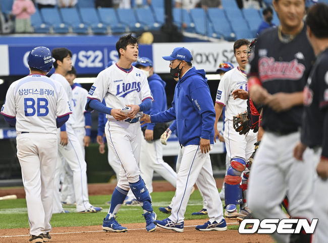 삼성 라이온즈 구자욱이 5회말 롯데 자이언츠 스파크맨에게 몸에 맞는 볼을 맞고 마운드로 뛰어나가자 양팀 선수들이 나와 충돌하고 있다. 2022.04.23 / foto0307@osen.co.kr