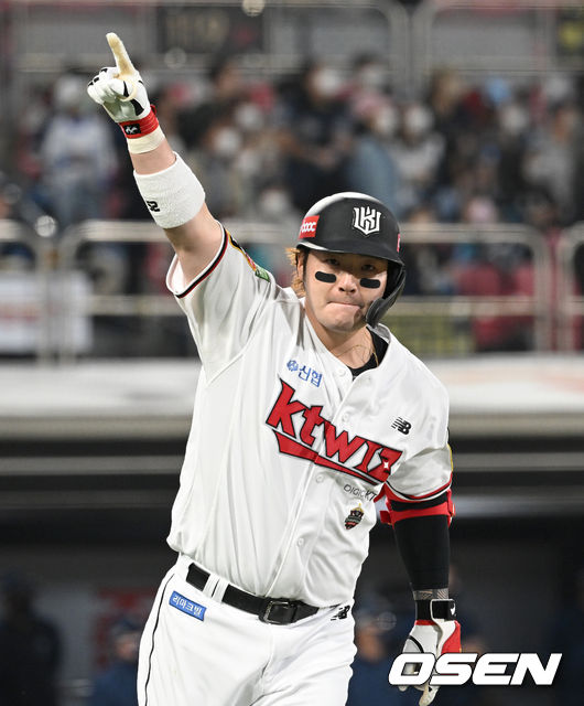 23일 오후 수원 KT 위즈파크에서 2022 신한은행 SOL KBO리그 KT 위즈와 NC 다이노스의 경기가 열렸다.8회말 2사 1루에서 KT 박병호가 좌중월 투런 홈런을 치고 환호하고 있다. 2022.04.23 /sunday@osen.co.kr