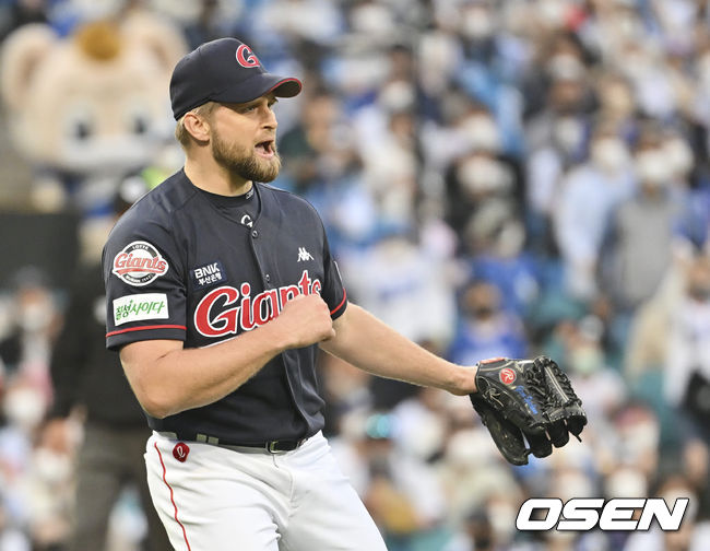 롯데 자이언츠 스파크맨이 5회말 2사 1,2루 강민호를 유격수 앞 땅볼로 잡고 포효하고 있다. 2022.04.23 / foto0307@osen.co.kr