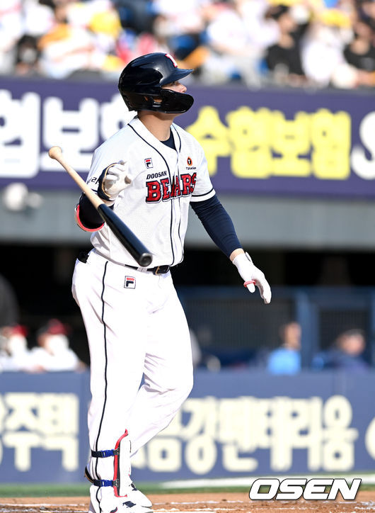 23일 오후 서울 잠실야구장에서 ‘2022 신한은행 SOL KBO리그’ 두산 베어스와 LG 트윈스의 경기가 열렸다.1회말 1사 1, 2루 상황 두산 김재환이 LG 선발 임준형을 상대로 역전 중월 스리런포를 날리고 타구를 바라보고 있다. 2022.04.23 / dreamer@osen.co.kr