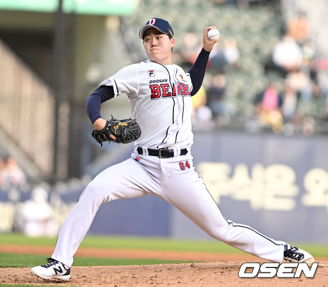 4회초 마운드에 오른 두산 투수 최승용이 힘차게 공을 뿌리고 있다. 2022.04.23 / dreamer@osen.co.kr
