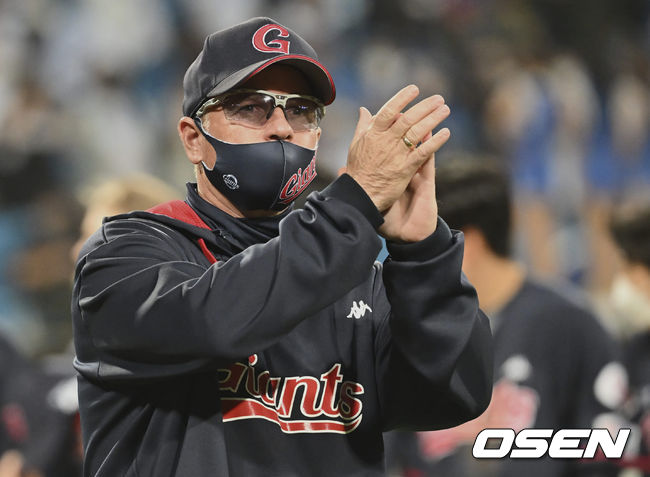롯데 자이언츠 래리 서튼 감독이 삼성 라이온즈에게 4-2로 승리한 후 팬들에게 인사를 하고 있다. 2022.04.23 / foto0307@osen.co.kr