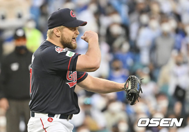 롯데 자이언츠 스파크맨이 5회말 2사 1,2루 강민호를 유격수 앞 땅볼로 잡고 포효하고 있다. 2022.04.23 / foto0307@osen.co.kr