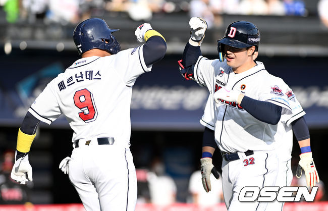 1회말 1사 1, 2루 상황 두산 김재환이 역전 중월 스리런포를 날리고 홈을 밟은 뒤 페르난데스와 세리머니를 펼치고 있다. 2022.04.23 / dreamer@osen.co.kr