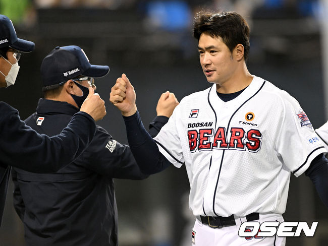 경기를 마치고 역전 스리런포로 승리를 이끈 두산 김재환이 김태형 감독을 비롯한 코칭스태프와 인사를 나누고 있다. 2022.04.23 / dreamer@osen.co.kr