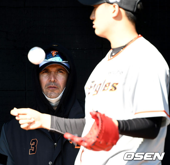 한화 카를로스 수베로 감독이 불펜피칭을 준비하는 김도현을 바라보고 있다. /OSEN DB