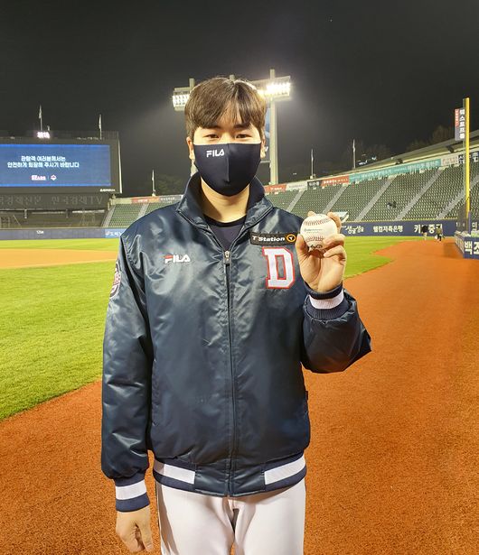 데뷔 첫 승을 거둔 두산 최승용 / 두산 베어스 제공