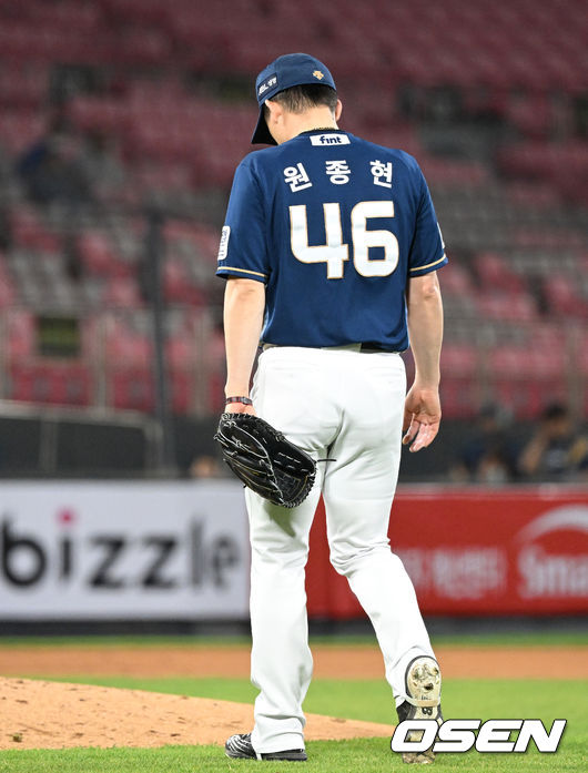 디펜딩챔피언이 되살아났다. ‘30억 수원 거포’가 디펜딩 챔피언의 역전극을 주도했다.KT는 23일 수원 케이티위즈파크에서 열린 NC 다이노스와의 경기에서 4-3으로 재역전승을 거뒀다.이로써 KT는 5연승을 달리며 8승10패를 마크했다. NC는 3연패에 빠지며 5승14패에 머물렀다. 최하위 탈출에 실패했다.8회말 수비를 마친 NC 원종현이 더그아웃으로 가고 있다. 2022.04.23 /sunday@osen.co.kr