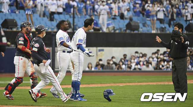 구자욱이 5회 말 스파크맨의 볼을 몸에 맞은 뒤 뛰어나가자 주심이 막아서고 있다. 2022.04.23 / foto0307@osen.co.kr