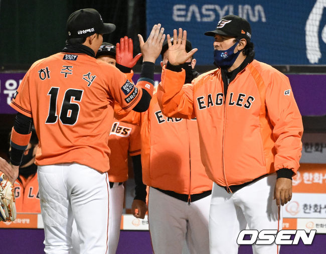 한화 수베로 감독이 승리 후 하주석과 하이파이브를 하고 있다. /OSEN DB