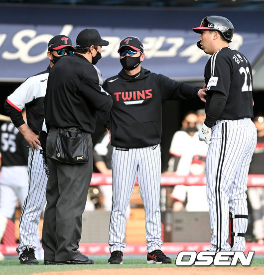 3회초 무사 1루 상황 LG 김현수가 이계성 주심에게 스트라이크 콜 판정에 강하게 항의하다 퇴장 명령을 받았다. 그라운드를 빠져나가며 재차 어필하는 김현수와 이를 말리는 유지현 감독. 2022.04.23 / dreamer@osen.co.kr