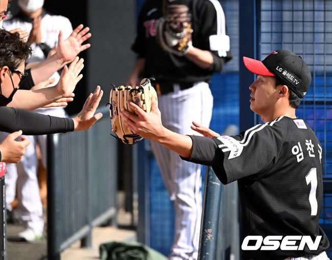 6회말 무사 1루에서 LG 임찬규가 교체되며 동료선수들과 하이파이브를 하고 있다. 2022.04.24 /jpnews@osen.co.kr