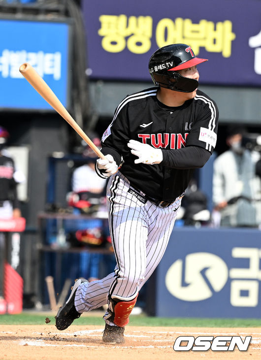 6회초 1사 1,3루에서 LG 김현수가 1타점 중전 적시타를 날리고 있다. 2022.04.24