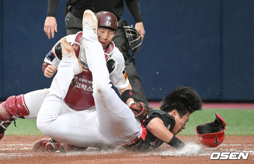 3회초 1사 2,3루 KIA 김규성의 내야땅볼때 3루 주자 김석환과 키움 김재현이 충돌하고 있다. 2022.04.24 / soul1014@osen.co.kr