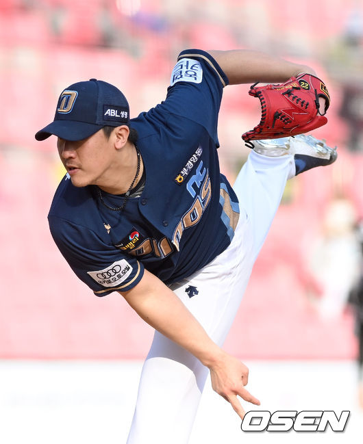 24일 오후 수원 KT위즈파크에서 ‘2022 신한은행 SOL KBO리그’ KT 위즈와 NC 다이노스의 경기가 열렸다.연장 10회말 NC 투수 이용찬이 힘차게 공을 뿌리고 있다. 2022.04.24 / dreamer@osen.co.kr