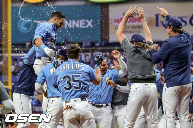 [사진] 역전 끝내기 홈런을 친 탬파베이 레이스 케빈 키어마이어와 축하해주는 동료들. ⓒGettyimages(무단전재 및 재배포 금지)