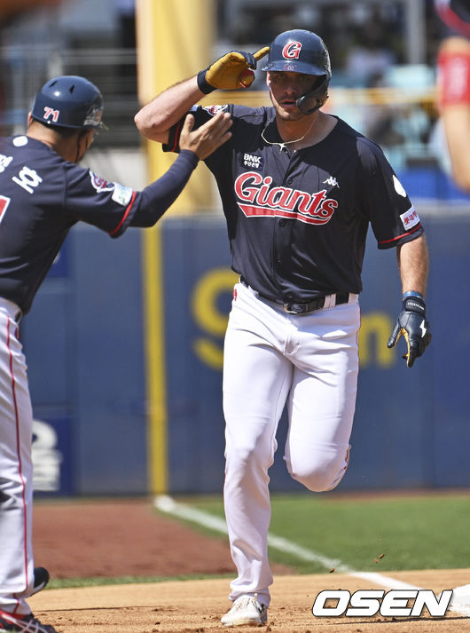 롯데 자이언츠 피터스가 1회초 2점 홈런을 치고 세리머니를 하고 있다. 2022.04.24 / foto0307@osen.co.kr