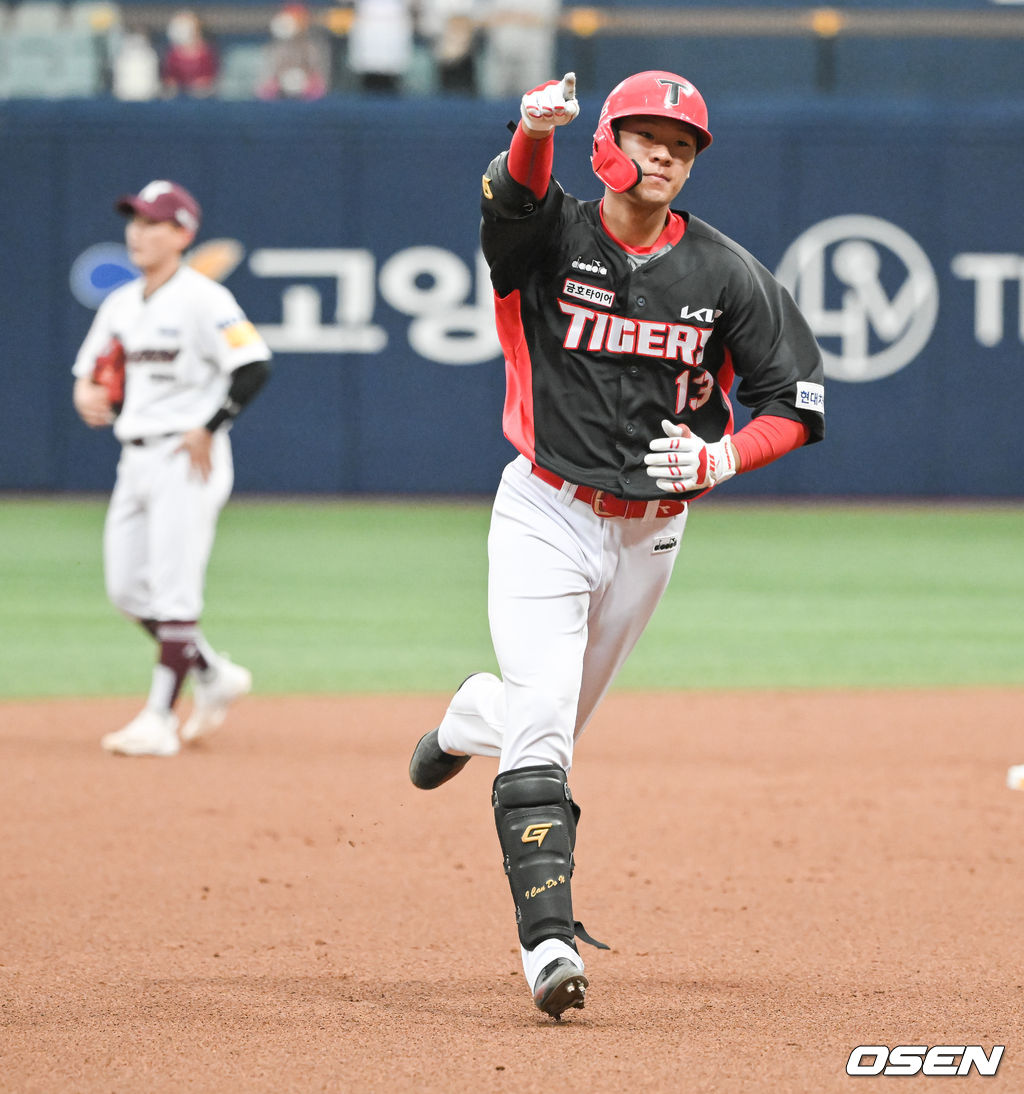 2회초 1사 1루 KIA 김규성이 2점 홈런을 날린뒤 베이스를 돌고 있다.  2022.04.24 / soul1014@osen.co.kr