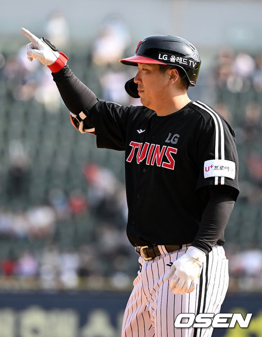 6회초 1사 1,3루에서 LG 김현수가 1타점 중전 적시타를 날리고 세리머니를 하고 있다. 2022.04.24 