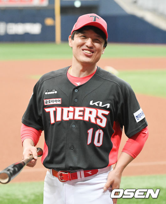 24일 오후 서울 고척스카이돔에서 ‘2022 신한은행 SOL KBO리그’ 키움 히어로즈와 KIA 타이거즈의 경기가 진행됐다.이날 트레이드된 KIA 박동원이 미소 짓고 있다. 2022.04.24 / soul1014@osen.co.kr