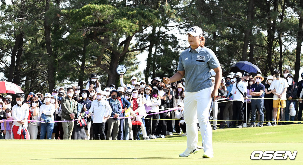 유해란이 24일 경남 김해 가야 컨트리클럽(파72·6813야드)에서 열린 '넥센 · 세인트나인 마스터즈 2022(총상금 8억원·우승상금 1억4400만원)' 최종라운드에서 2언더파 70타를 기록하며 4라운드 합계 16언더파 272타로 시즌 첫 우승을 거뒀다.유해란이 18번홀 퍼팅으로 우승을 확정지은 뒤 기뻐하고 있다. 2022.04.24 /cej@osen.co.kr