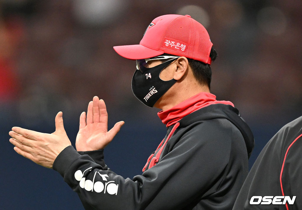 경기를 마치고 승리한 KIA 김종국 감독이 선수들에게 박수를 보내고 있다. 2022.04.22 / dreamer@osen.co.kr