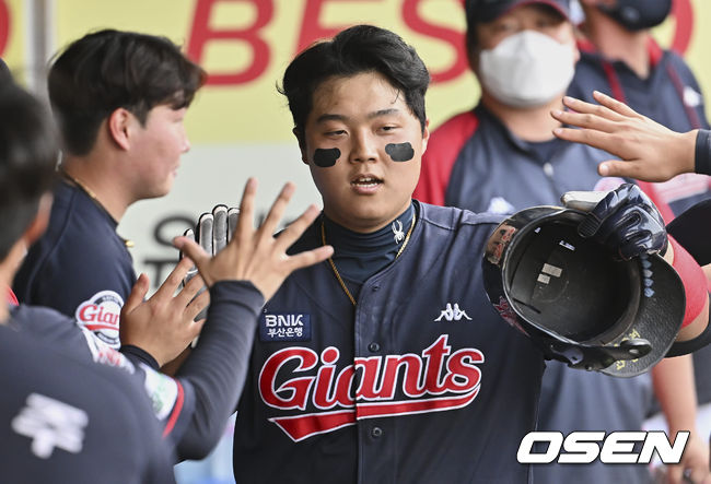 롯데 자이언츠 한동희가 9회초 이대호의 안타때 홈인하고 하이파이브를 하고 있다. 그러나 비디오판독으로 한동희는 아웃으로 판정났다. 2022.04.24 / foto0307@osen.co.kr