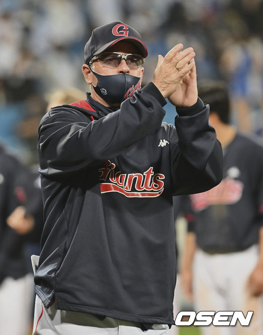 롯데 자이언츠 래리 서튼 감독이 삼성 라이온즈에게 4-2로 승리한 후 팬들에게 인사를 하고 있다. 2022.04.23 / foto0307@osen.co.kr