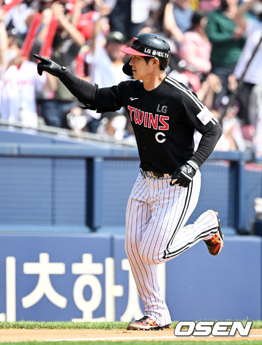 3회초 무사에서 LG 오지환이 선제 우월 솔로포를 날리고 그라운드를 돌고 있다. 2022.04.24 /jpnews@osen.co.kr