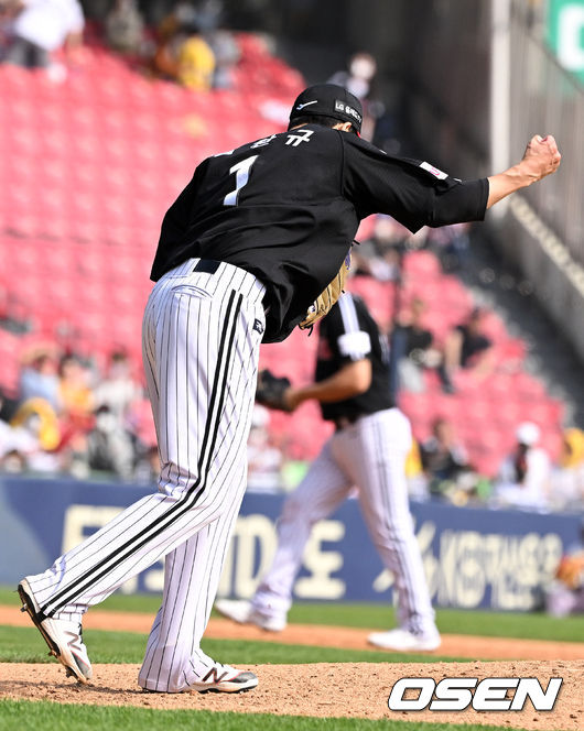 5회말 2사 1루에서 LG 임찬규가 두산 안재석을 삼진 처리하며 기뻐하고 있다. 2022.04.24 /jpnews@osen.co.kr