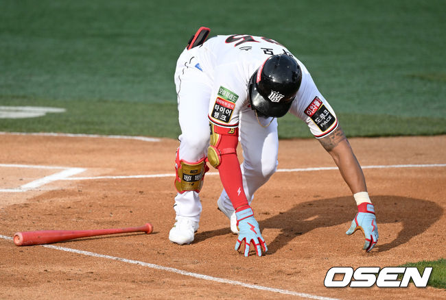 23일 오후 수원 KT 위즈파크에서 2022 신한은행 SOL KBO리그 KT 위즈와 NC 다이노스의 경기가 열렸다.1회말 1사 1루에서 KT 라모스가 NC 송명기의 투구에 맞고 있다. 2022.04.23 /sunday@osen.co.kr