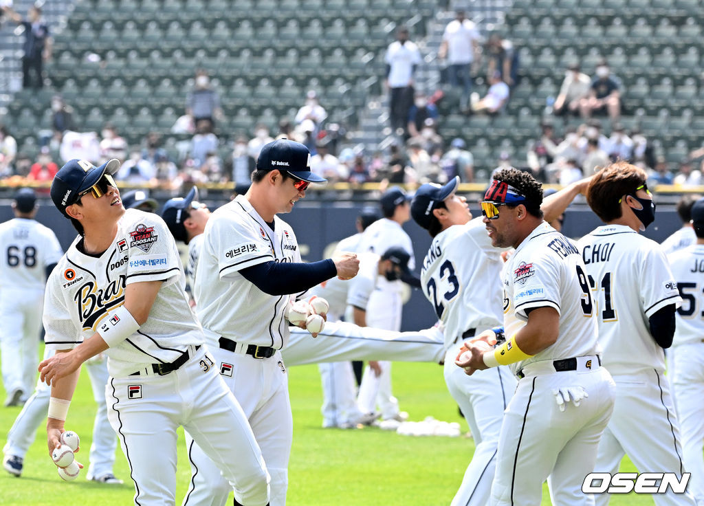 24일 잠실구장에서 열린 두산 베어스와 LG 트윈스의 시즌 3차전에 앞서 ‘KBO와 함께하는 40주년 기념 어린이 팬 데이’ 이벤트가 열렸다. 두산 정수빈, 김재환, 페르난데스가 팬들에게 KBO리그 40주년 공인구를 던져주며 즐거워하고 있다. 2022.04.24 /jpnews@osen.co.kr